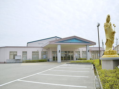 泉屋 長尾メモリアルホール駐車場